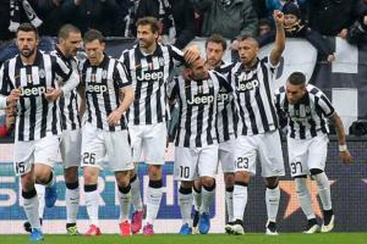 Para pemain Juventus melakukan selebrasi merayakan gol Carlos Tevez. 