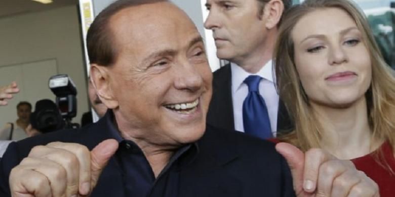 Pengadilan Napoli menghukum Berlusconi penjara selama tiga tahun. 