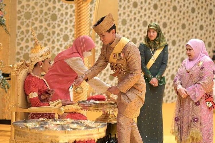 Pangeran Mateen dari Brunei pada upacara pembubuhan bedak saudara perempuannya, Putri Azemah, pada Januari 2023.