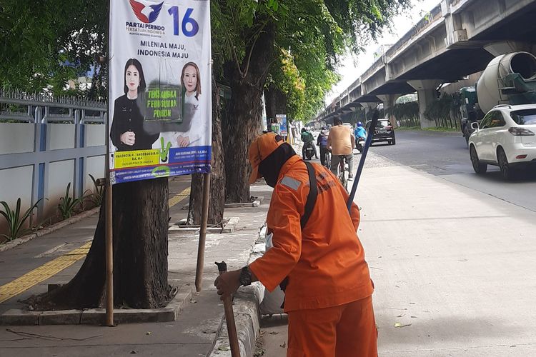 Alat peraga kampanye (APK) berupa baliho dan pamflet caleg di sepanjang jalan Yos Sudarso, Tanjung Priok, terlihat belum ditertibkan, Minggu (21/1/2024). 