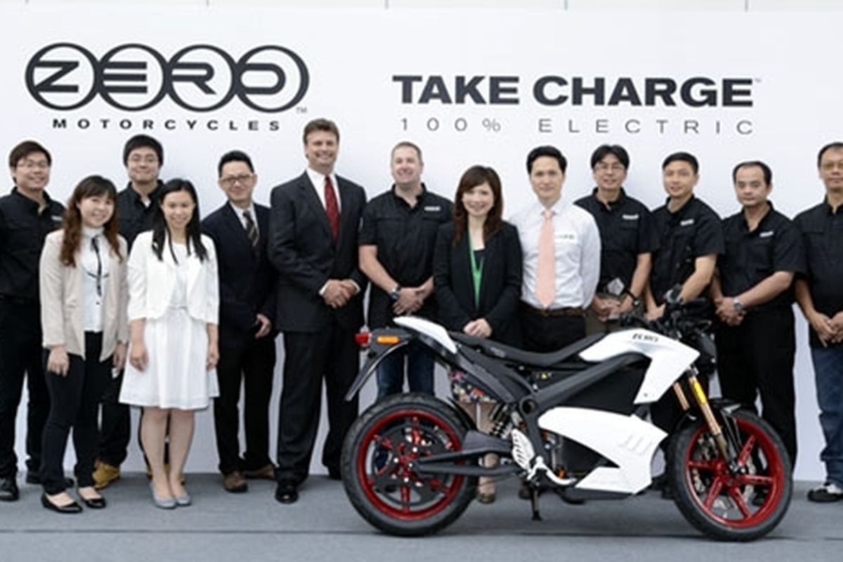 Zero Motorcycles dan para pegawai Yuen Ho Trading Company, Ltd, Hong Kong, sebagai distributor di Asia.