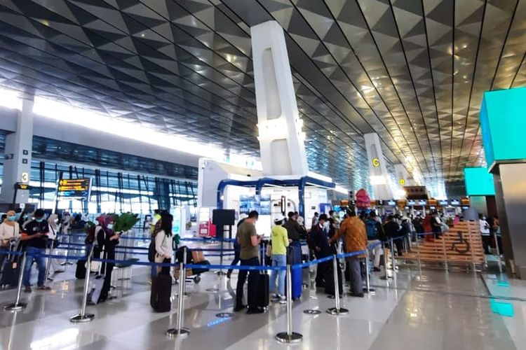 Antrean layanan rapid test antigen terjadi di Bandara Soekarno-Hatta pada Senin (21/12/2020). Para penumpang memilih layanan rapid test antigen di bandara untuk kemudian hasilnya langsung dipakai sebagai syarat untuk bisa terbang.