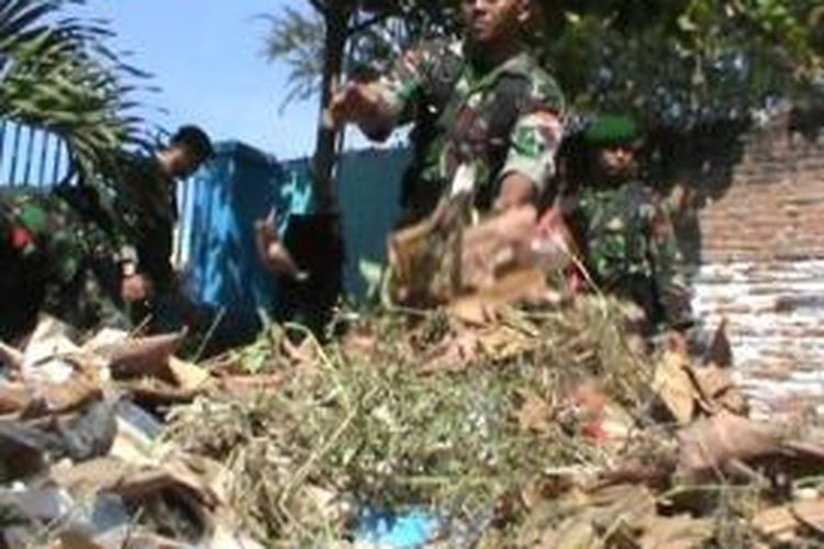 Aparat TNI sedang membersihkan puing- puing bangunan, pasca kerusuhan di Desa Puger Kulon, Kecamatan Puger, Jember, Jawa Timur, Jumat (13/9/13)