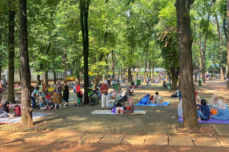 Hangatnya Liburan Keluarga Angel, Gelar Tikar di Ragunan Rayakan Ulang Tahun