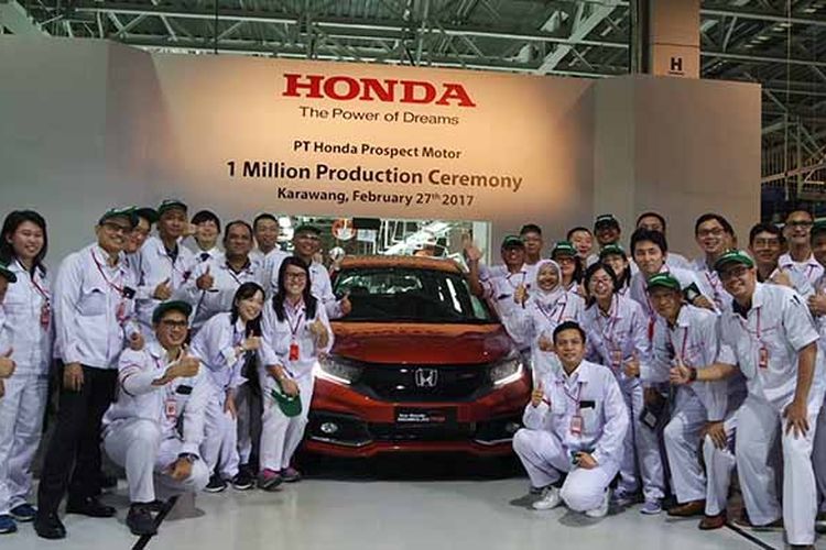 Honda Prospect Motor (HPM) merayakan produksi lokal ke-1 juta unit di pabrik II di Karawang, Jawa Barat, Senin (27/2/2017)..