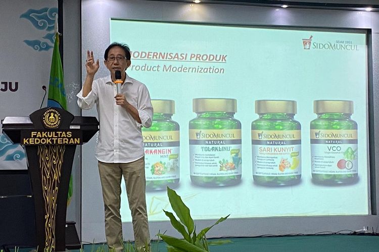 Direktur Sido Muncul Irwan Hidayat pada acara seminar herbal bertema ?Potensi Memanfaatkan Obat Herbal Menuju Indonesia Sehat? yang digelar di Universitas Swadaya Gunung Jati, Cirebon, Sabtu (29/2/2020)