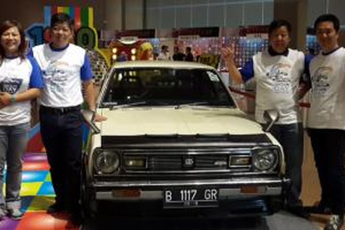 Manajemen PT Nissan Motor Indonesia bersama Datsun retro di JI Expo, Kemayoran (9/5/2015), dalam acara Datsun Day.