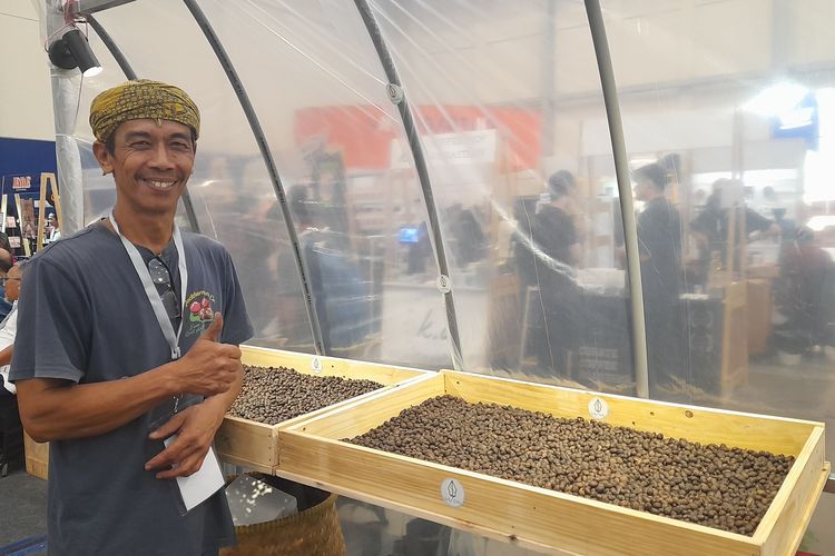 Ayi Sutedja, petani Kopi Puntang, saat ditemui Kompas.com di Jakarta Coffee Week 2023, Jumat (3112023). 