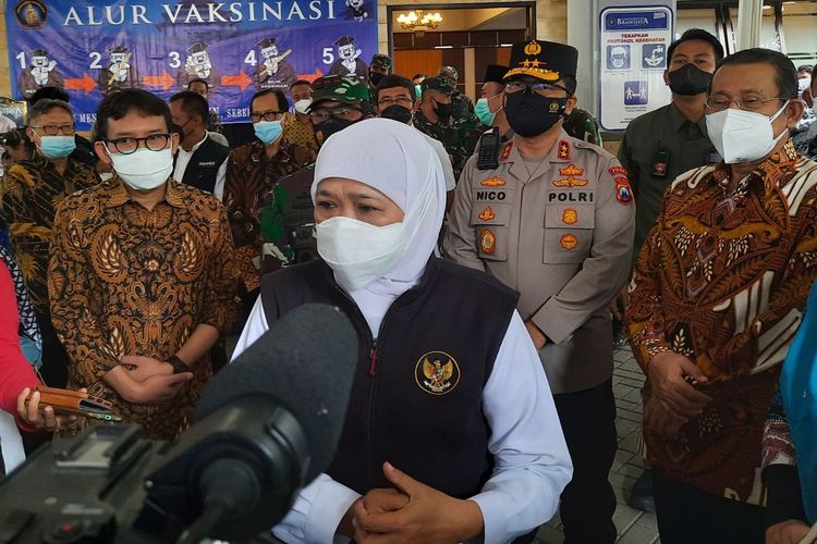 Gubernur Jawa Timur Khofifah Indar Parawansa saat meninjau vaksinasi di Universitas Brawijaya, Kota Malang, Sabtu (18/9/2021).