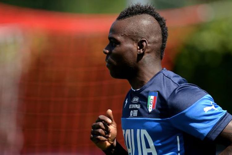 Penyerang AC Milan, Mario Balotelli, mengikuti sesi latihan tim nasional Italia, di Coverciano, Firenze, Rabu (21/5/2014).