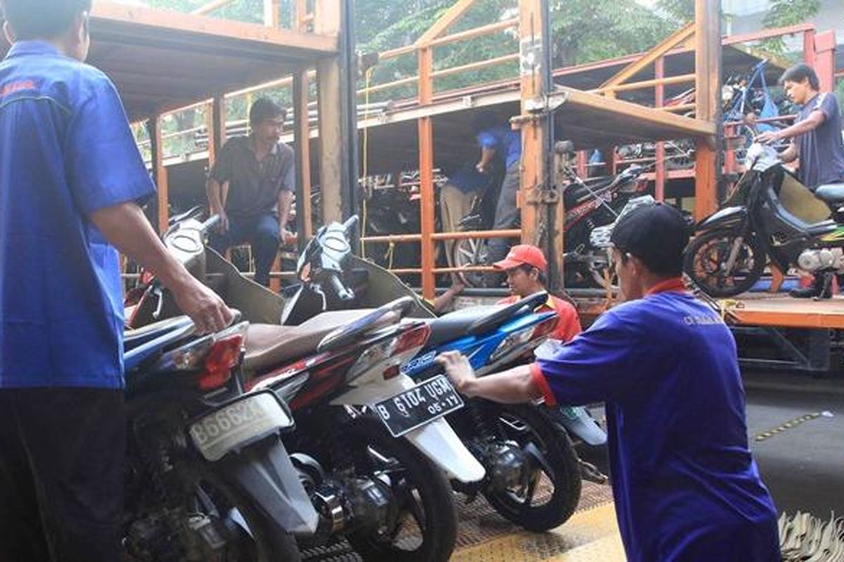 Truk pengangkut sepeda motor mudik