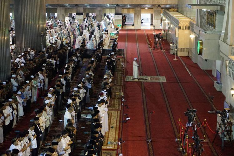 Wakil Presiden Jusuf Kalla menunaikan Shalat Idul Fitri 1439 H di Masjid Istiqlal, Jakarta Pusat, Jumat (15/6/2018).