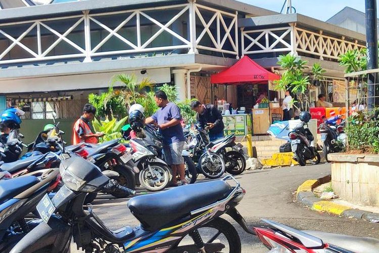 Dua oknum jukir sedang mengatur kendaraan di sisi gedung Blok M Square, Jakarta Selatan, Minggu (9/7/2023).