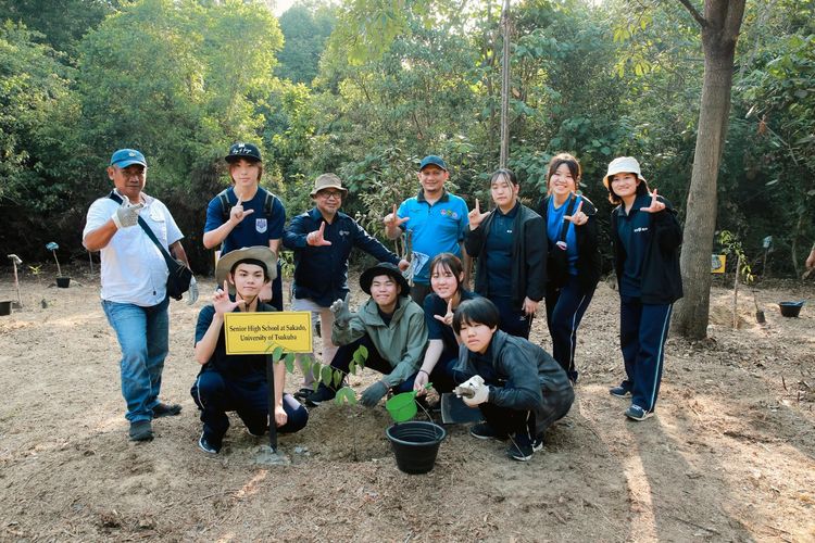 Sejumlah pelajar asal Jepang, yaitu Senior High School at Sakado, University of Tsukuba, dan Ehime University Senior High School melakukan penanaman bibit pohon secara simbolis di kawasan Tahura Sultan Syarif Hasyim (SSH), Provinsi Riau, pada Selasa (30/7/2024). Penanaman ini diinisiasi oleh Belantara Foundation bersama Kesatuan Pengelola Hutan Produksi (KPHP) Minas Tahura, Kelompok Tani Hutan Sultan Syarif Hasyim (KTH SSH), serta pemangku kepentingan setempat. 