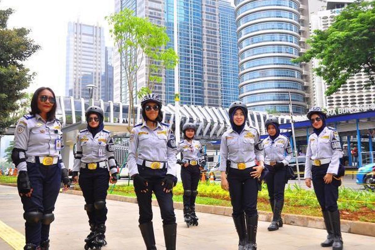 Petugas Wanita ( Gaswan) Dishub DKI Jakarta yang bertugas untuk menjaga Pelican Crossing dan area pedestrian di Jalan Sudirman Thamrin, Wahid Hasyim dan Merdeka Selatan. 