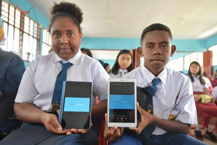Ilustrasi penggunaan handphone oleh pelajar Papua untuk pembelajaran daring.