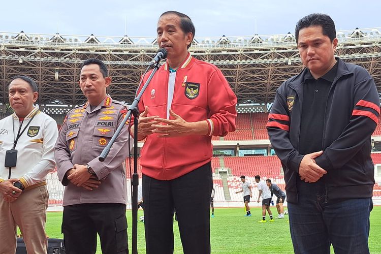 Presiden Joko Widodo memberikan keterangan pers setelah bertemu skuad tim nasional Indonesia U-20 di Stadion Utama Gelora Bung Karno, Jakarta, Sabtu (1/4/2023).