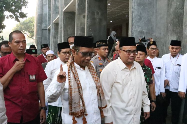 Mahfud MD mengikuti salat Id di Ponpes Nurul Jadid Paiton Probolinggo. 