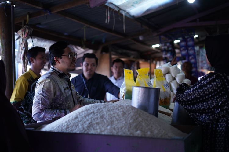 Bupati Hulu Sungai Tengah (HST) Aulia Oktafiandi bersama Tim Pengendali Inflasi Daerah (TPID) HST melakukan inspeksi mendadak (sidak) ke Pasar Keramat Barabai, Kamis (22/6/2023).