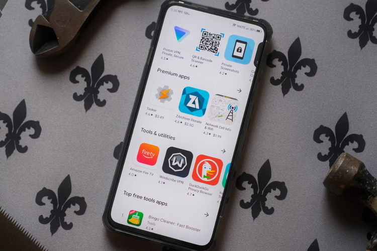 Helper tools yang berjalan terus menerus dapat menguras kecepatan dan daya baterai perangkat. 