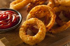 2 Cara Membuat Onion Ring Renyah ala Kafe, Lapisi Tepung 3 Kali