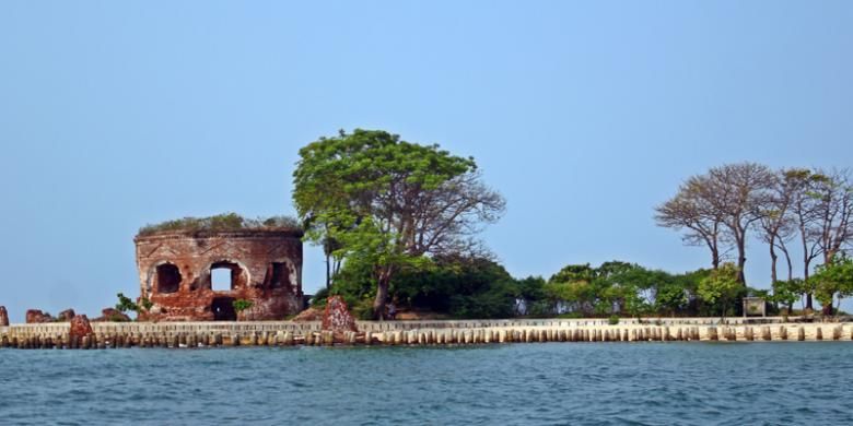 Kecantikan Pulau Kelor. Kombinasi warna langit yang biru, daun yang hijau, laut yang jernih, pasir yang putih dengan warna merah bata Benteng Martello menjadikan sebuah pemandangan yang menakjubkan.