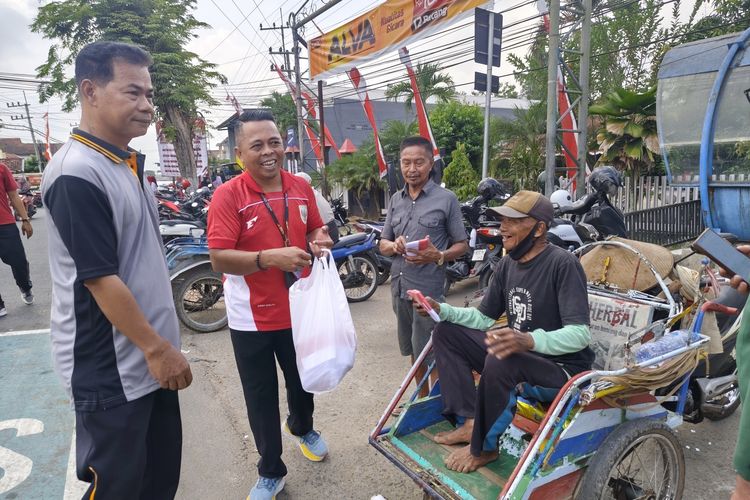 Sambut HUT Ke-81 RI, Camat di Bangkalan Bagikan 250 Bendera Gratis ke Warga