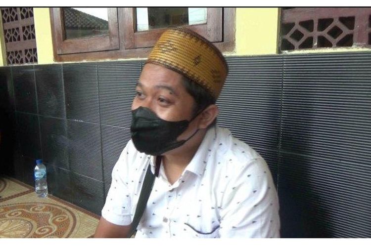 Yoris (34) anak sekaligus kakak dari korban pembunuhan di bagasi mobil Alphard di Subang saat ditanya wartawan di Polsek Jalan Cagak Polres Subang, Jumat (20/8/2021).