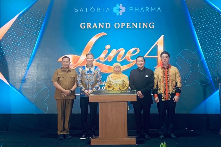 Deputi Bidang Pengawasan Obat, Narkotika, Psikotropika, Prekursor dan Zat Adiktif (Deputi 1) BPOM dr. William Adi Teja MD., BMed., MMed. (dua dari kiri), Gubernur Jawa Timur Khofifah Indar Parawansa (tengah) dan CEO PT Satoria Aneka Industri, Alim Satria (dua dari kanan) foto bersama saat peresmian pabrik Line 4 Satoria Pharma di Pasuruan, Selasa (28/4/2026) siang.