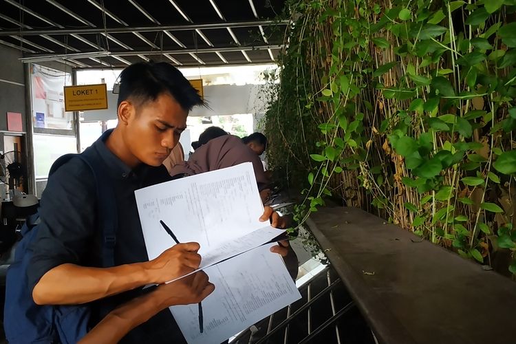 Seorang warga tengah mengisi dokumen yang diperlukan guna membuat surat keterangan catatan kepolisian (SKCK) di Mapolres Metro Bekasi Kota pada hari ketiga pendaftaran CPNS 2019, Rabu (13/11/2019).
