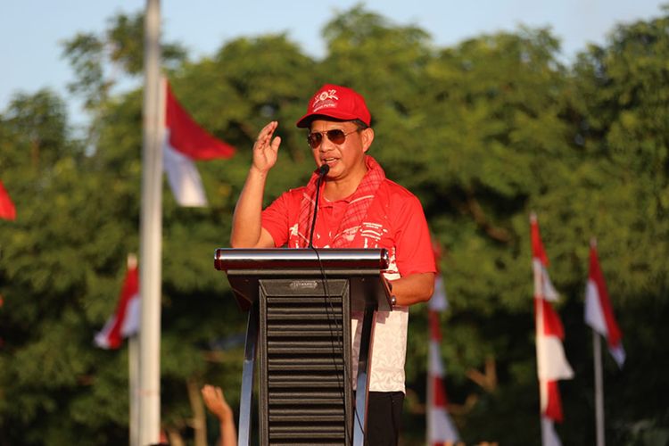 Menteri Dalam Negeri (Mendagri) Muhammad Tito Karnavian saat menghadiri pembagian 10 juta Bendera Merah Putih di Kabupaten Bulukumba, Sulawesi Selatan, Jumat (11/8/2023). 