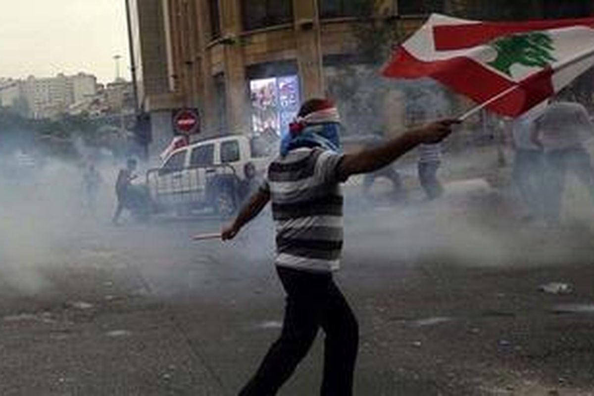 Warga Lebanon melakukan unjuk rasa usai pemakaman kepala badan intelijen, Wissam al-Hassan, yang tewas dalam serangan bom bunuh diri di Beirut, Jumat (19/10/2012).