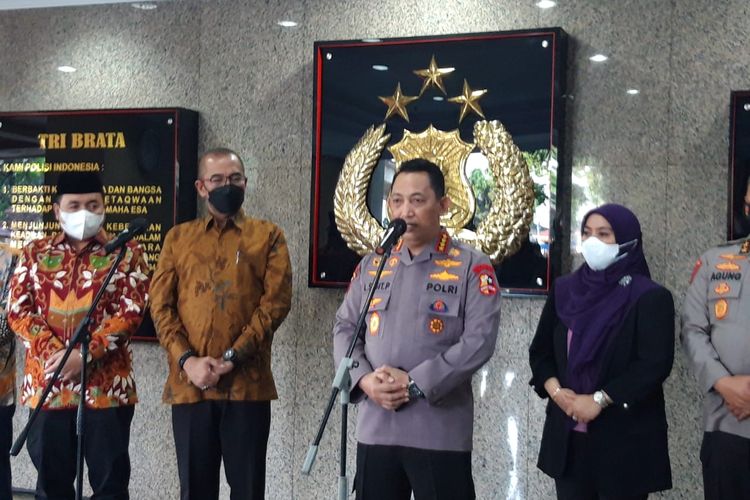 Kepala Kepolisian Negara Republik Indonesia (Kapolri) Jenderal Listyo Sigit Prabowo usai melakukan audiensi bersama pimpinan KPU, di Mabes Polri, Jakarta, Senin (23/5/2022).