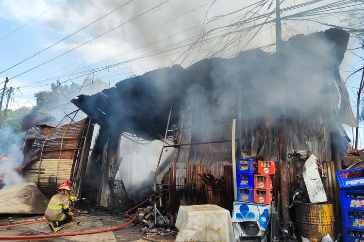 Api lahap gudang rongsok di belakang Margocity Depok, Selasa (5/12/2023). 