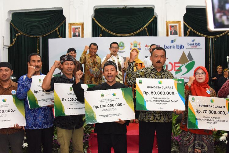 Gubernur Jawa Barat Ridwan Kamil memberikan arahan dan menyerahkan bantuan permodalan BUMDes serta penghargaan BUMDes Award di Aula Barat Gedung Sate, Kota Bandung, Sabtu (2/11/2019).