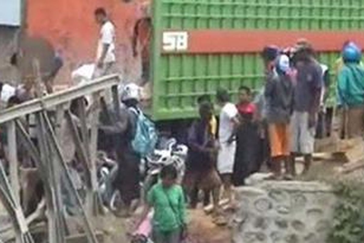 Sejumlah warga memaksakan diri melewati jembatan Pajalele di Kecamatan Lembang, yang ambruk akibat dilewati truk bermuatan lebih. 