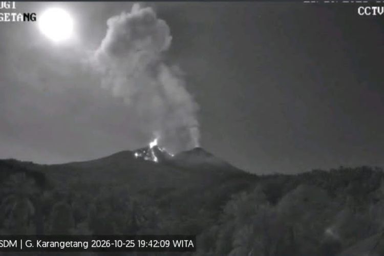 Gunung Karangetang Erupsi, Material Pijar Terlontar hingga 300 Meter