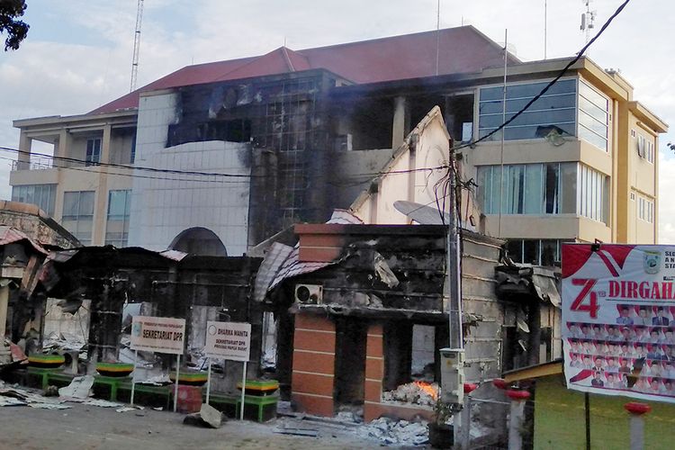 Kondisi gedung DPRD Papua Barat yang terbakar pascakerusuhan di Manokwari, Papua Barat, Senin (19/02/2019). Suasana Manokwari mulai kondusif pascaaksi kerusuhan akibat kemarahan atas peristiwa yang dialami mahasiswa asal Papua di Surabaya, Malang dan Semarang.