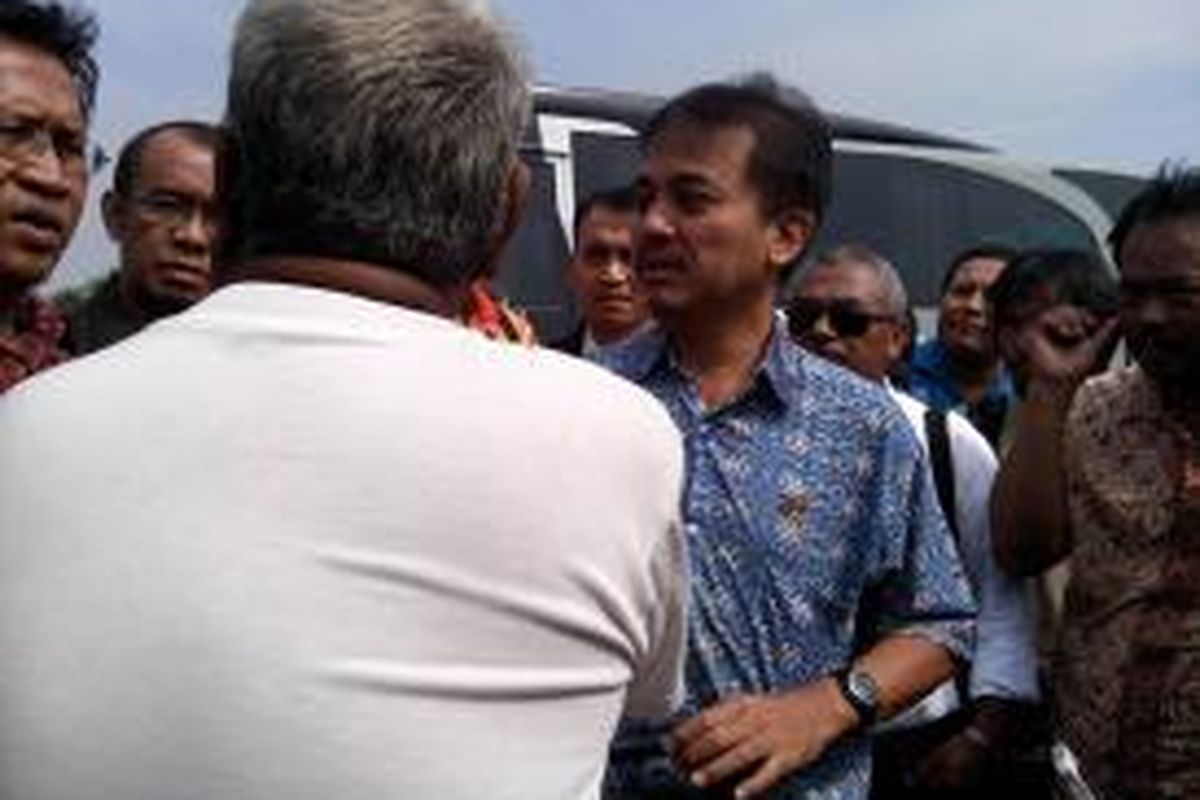 Menteri Pemuda dan Olahraga mengecek langsung lokasi Taman Bersih Manusiawi dan Berwibawa (Taman BMW), Tanjung Priok, Jakarta Utara, Jumat (27/6/2014). 