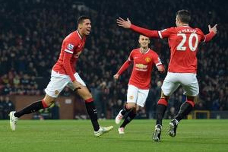 Para pemain Manchester United merayakan gol Chris Smalling (kiri) ke gawang Burnley pada laga Premier League di Old Trafford, Manchester, Rabu (11/2/2015).