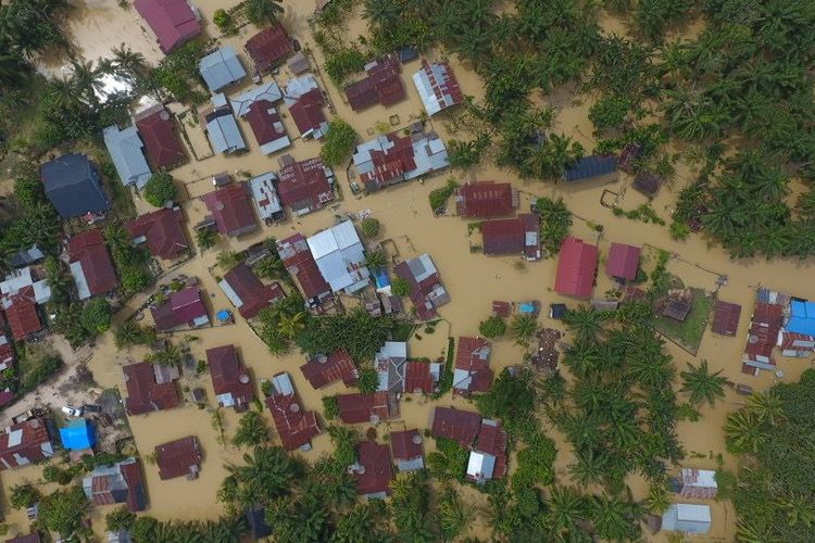 Tampilan udara banjir di Desa Alur Manis, Kecamatan Rantau, Kabupaten Aceh Tamiang, Minggu (6/11/2022)