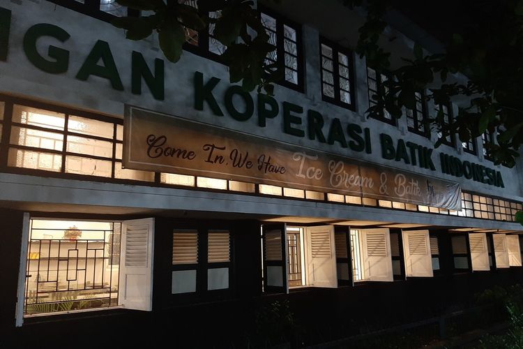 Toko Oen, Berlokasi di Gedung tua nan eksotis milik GKBI Jl. Empu Tantular No.29, Bandarharjo, Kecamatan Semarang Utara, Kota Semarang, 
