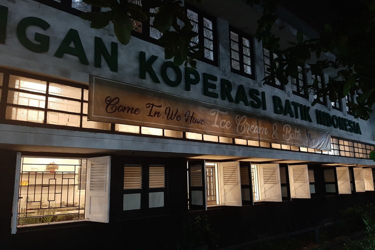 Toko Oen, Berlokasi di Gedung tua nan eksotis milik GKBI Jl. Empu Tantular No.29, Bandarharjo, Kecamatan Semarang Utara, Kota Semarang,