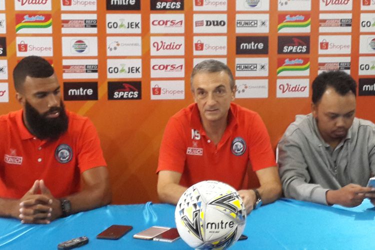 Pelatih Arema FC Milomir Seslija (tengah) saat konferensi pers di Kantor Arema FC, Kota Malang, Rabu (3/7/2019)