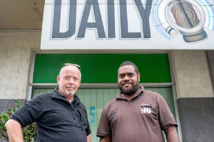 Dan McGarry (kiri). Pimpinan koran Vanuatu Daily Post itu yakin dilarang pulang setelah mempublikasikan berita soal deportasi warga negara China.