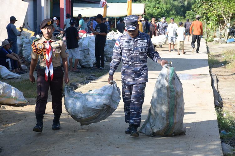 Aksi Laut bersih jelang Hut TNI AL 77, Lanal Nunukan gandeng nelayan dan pembudidaya rumput laut bersihkan laut dari limbah botol air mineral bekas pelampung rumput laut 