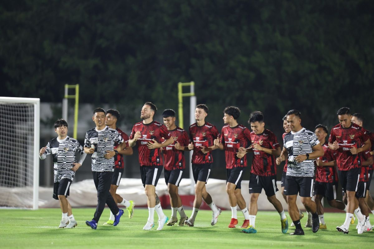 Para pemain timnas Indonesia saat melakoni sesi latihan menjelang bertanding melawan Vietnam dalam Kualifikasi Piala Dunia 2026 Zona Asia pada Senin (18/3/2024). Artikel ini berisi jadwal siaran langsung timnas Indonesia vs Vietnam.