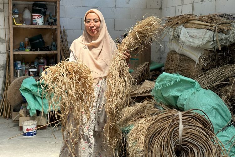 Nesya Anggi Puspita (34) sedang mengecek material produk-produknya di Galeri Grandis Home di Kecamatan Kasiman, Bojonegoro, Jawa Timur pada Senin (12/8/2024) siang. Anggi merintis usahanya dengan nama CV. Grandis Home sejak tahun 2015. Ia memutuskan keluar dari pekerjaannya di bidang oil and gas. Anggi pun merintis bisnis home decor sembari mengurus anak-anaknya hingga akhirnya berhasil merambah pasar ekspor.