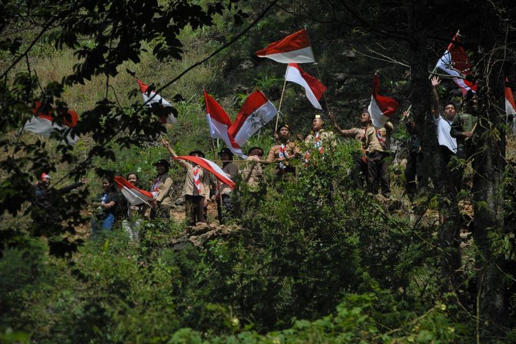 Komunitas pecinta alam asal Kabupaten Grobogan, Jawa Tengah yang tergabung dalam Scout Adventure Community (SAC) mengibarkan bendera merah putih di puncak perbukitan Kendeng Utara wilayah Desa Sedayu, Kecamatan Grobogan, Selasa (17/8/2021).