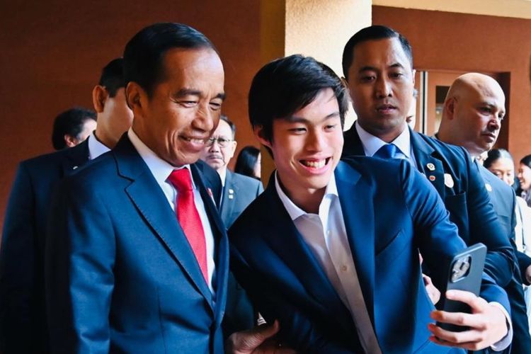 Presiden Joko Widodo melayani permintaan foto selfie oleh mahasiswa usai memberikan kuliah umum di Stanford University, San Fransisco, Amerika Serikat, Rabu (15/11/2023) waktu setempat. 